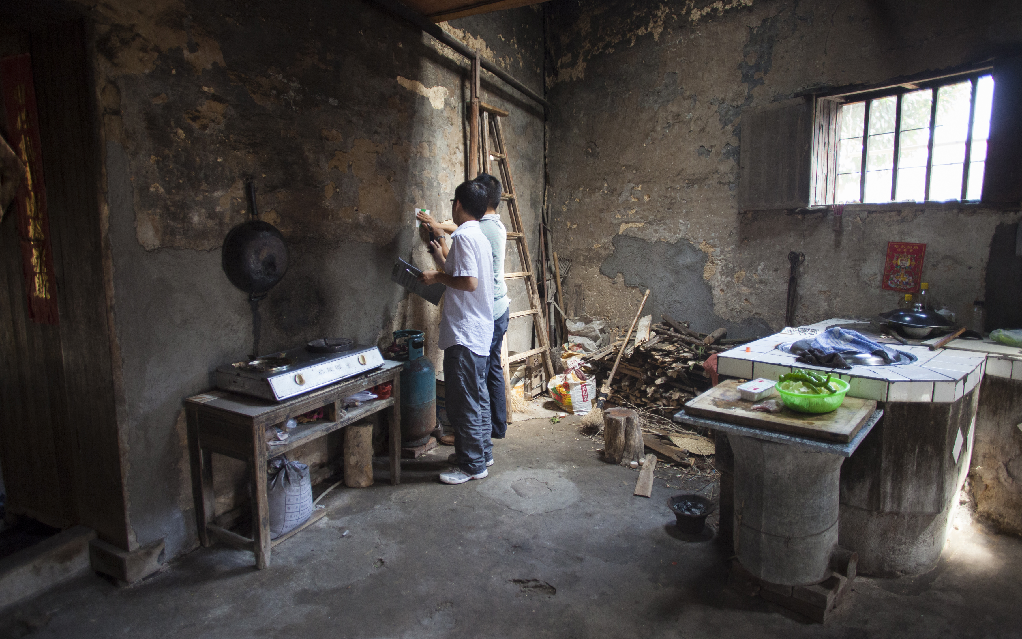 The Airborne project measures the air pollution in a kitchen in rural China. The health problem in rural areas is probably as significant as it is in the polluted Chinese cities. Copy right: Airborne. Photo: Annica Thomsson