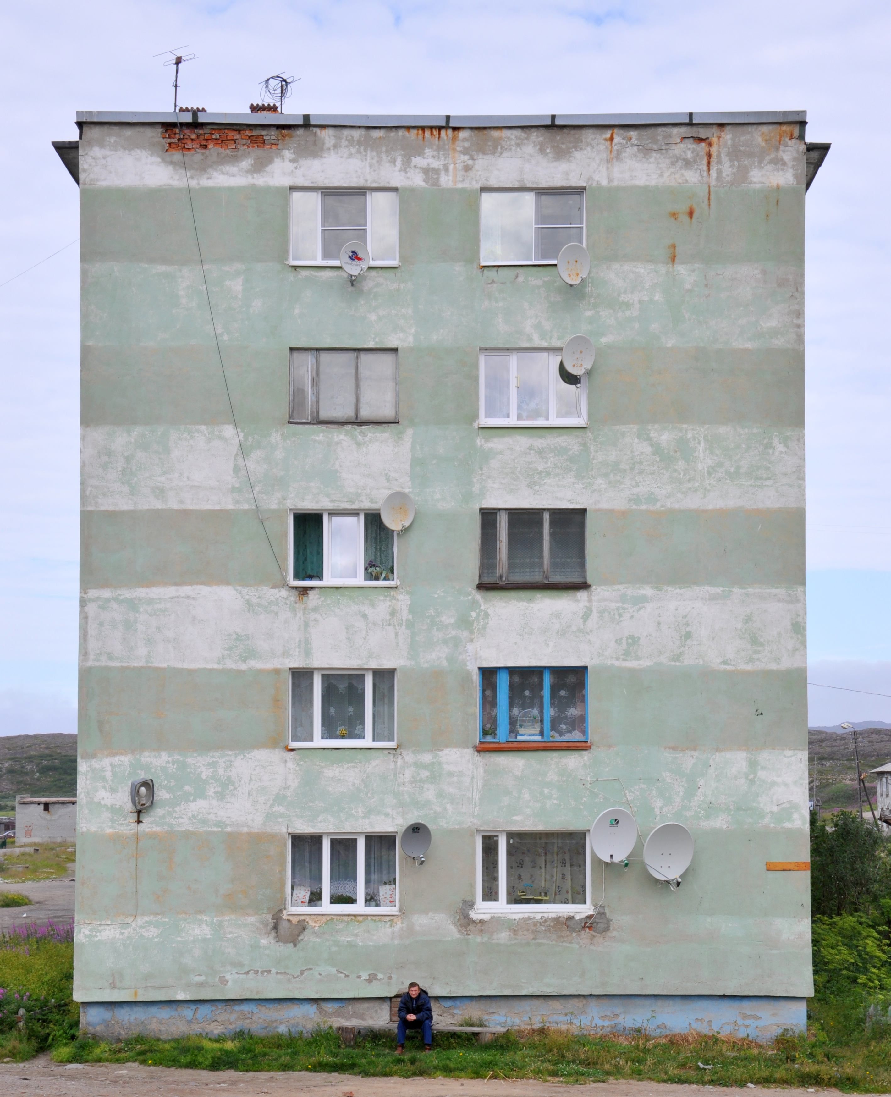 An apartment house in Teriberka, Northwestern Russia, constructed during the Khrushchev era.  – Things are not just vibrant and playful actors; they are also withdrawn, boring, and dangerous, Bjørnar says. Photo: Bjørnar Olsen