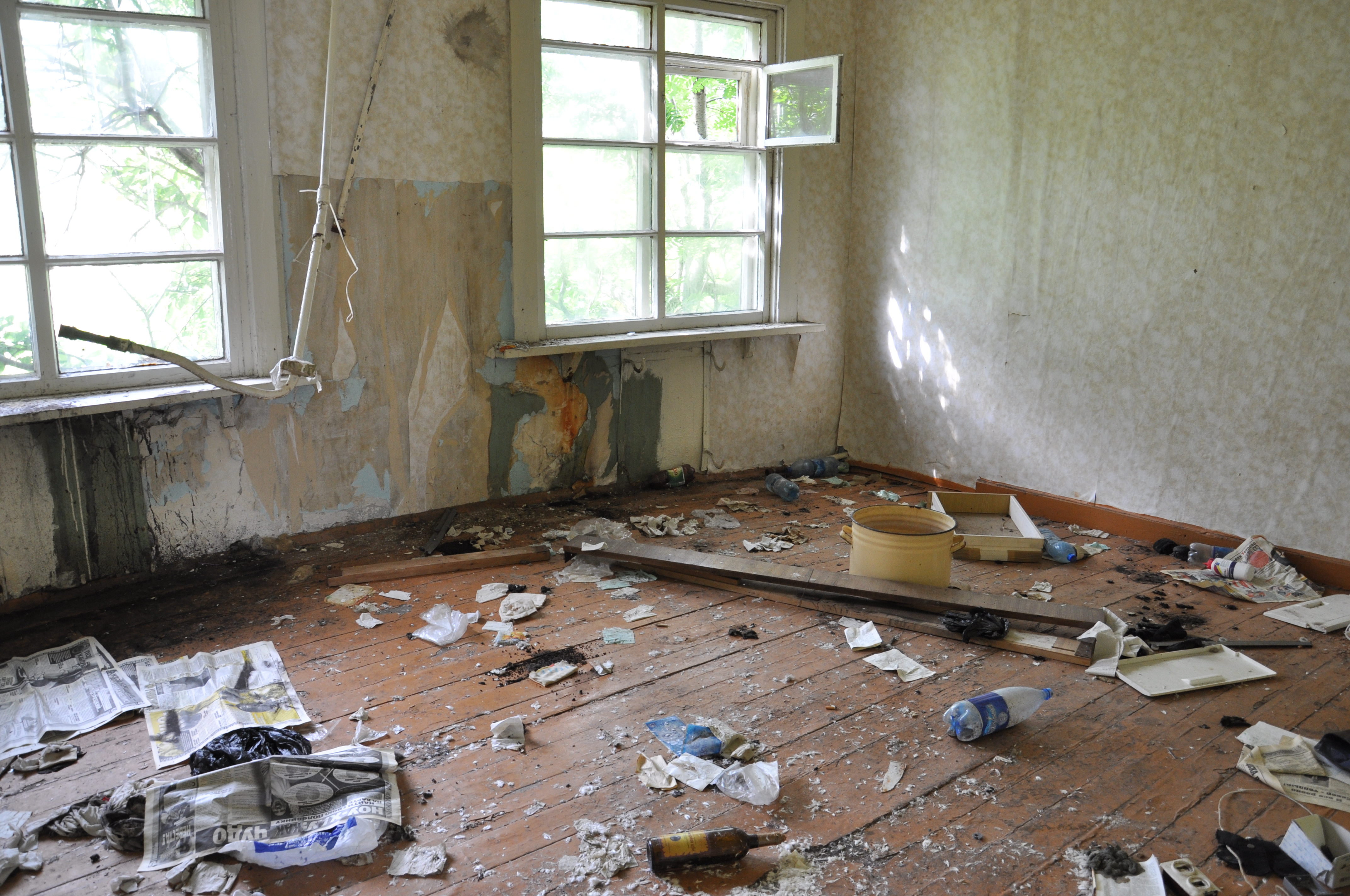 Abandoned apartment in Northwestern Russia. – Archaeology can importantly contribute with their intimate experiences from direct engagement with soiled and broken things, matter and nature. New theoretical insights may be gained from this kind of down-to-earth-experience, a kind of theory on the ground, Bjørnar Olsen says. 